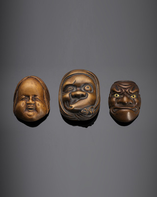 <b>Drei Masken-Netsuke aus Holz</b>
