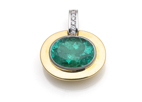 <b>Emerald diamond pendant</b>