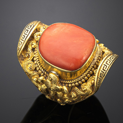 <b>Ring eines Großlama in Sattelform aus Gold mit roter Koralle</b>