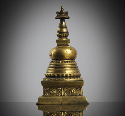 <b>Ungewöhnlicher feuervergoldeter Stupa aus Bronze</b>