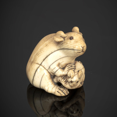 <b>AN IVORY NETSUKE OF A RAT AND YOUNG</b>