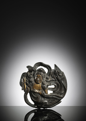 <b>Beschlag in Form eines Tennin aus Bronze, eine Lotusblüte haltend</b>