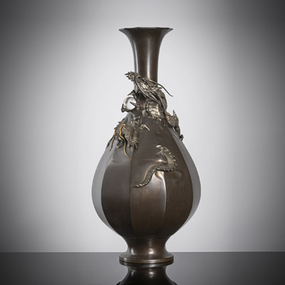 <b>A FINE BRONZE VASE DECORATED WITH A DRAGON HOLDING A CRYSTAL TAMA</b>