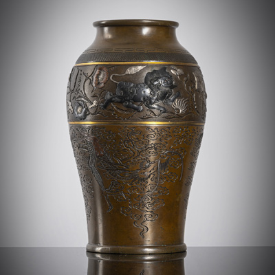 <b>Feine Vase aus Buntmetall mit Dekor von Drachen und Shishi</b>