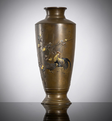 <b>Feine Vase aus Buntmetall mit Dekor eines Hahns und einer Henne</b>