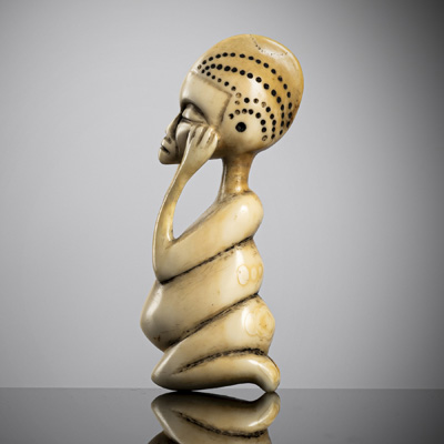 <b>Seltene und feine Skulptur einer knieenden Figur aus Flusspferd-Elfenbein</b>