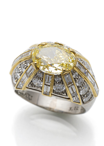 <b>A Magnificent vintage entourage ring with fancy yellow diamond</b>