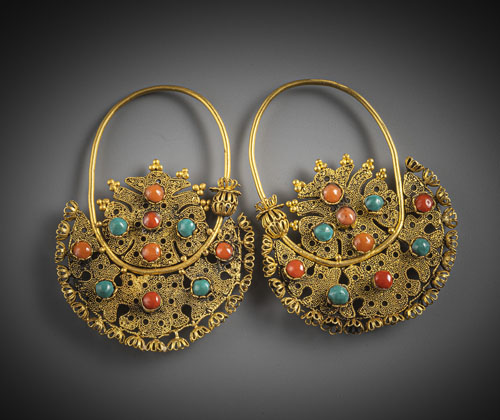 <b>A PAIR OF GOLD EARRINGS</b> <b>A PAIR OF GOLD EARRINGS</b>