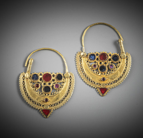 <b>A PAIR OF GOLD EARRINGS</b> <b>A PAIR OF GOLD EARRINGS</b>