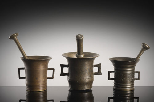 <b>TRHEE CAST BRONZE MORTARS WITH PESTLES</b> <b>TRHEE CAST BRONZE MORTARS WITH PESTLES</b>